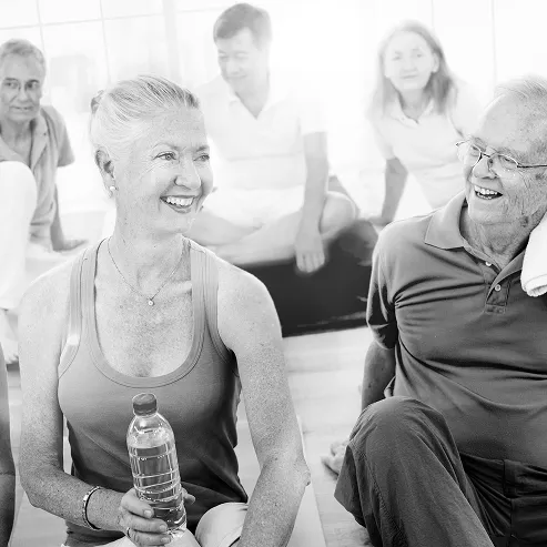 Personnes âgées participant à une séance sportive