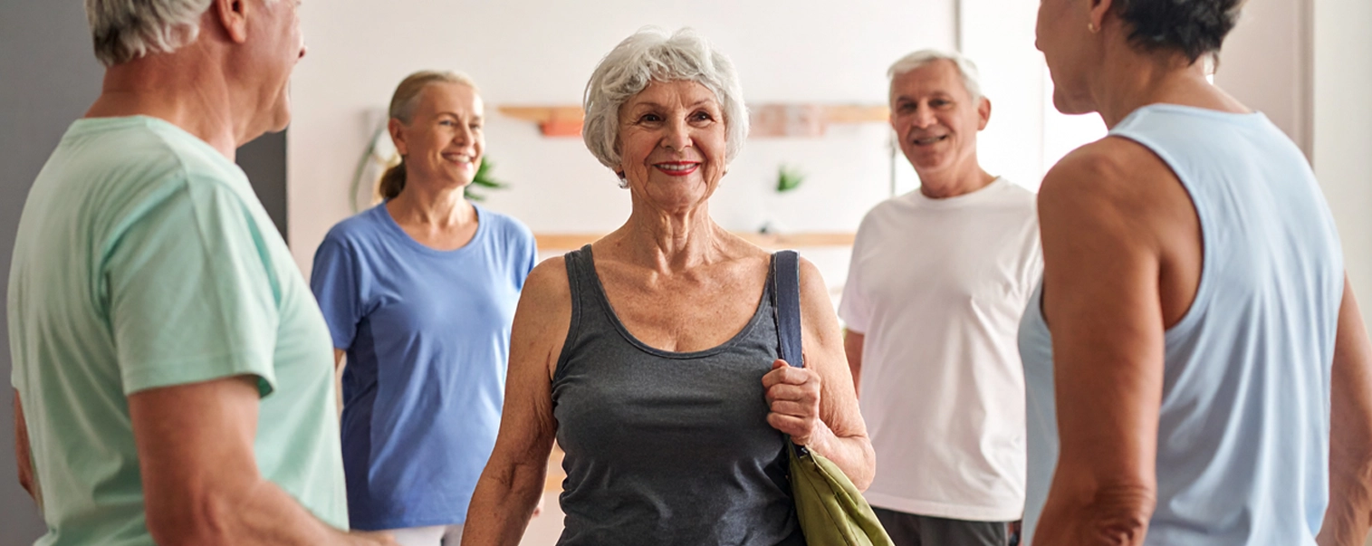 Personnes âgées souriantes dans une activité sportive